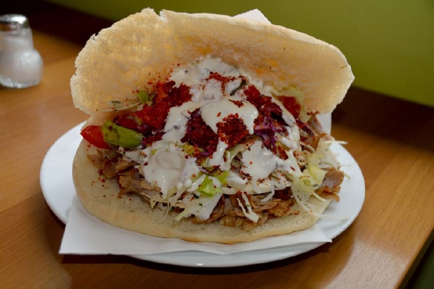 lecker Döner Kebab mit scharfer Souce wie beim Oguz Döner & Pizza mit leckeren türkischen Essen in Neuss